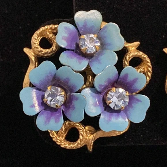 Vintage Avon Flower Cluster Clip-On Earrings - Picture 2 of 9